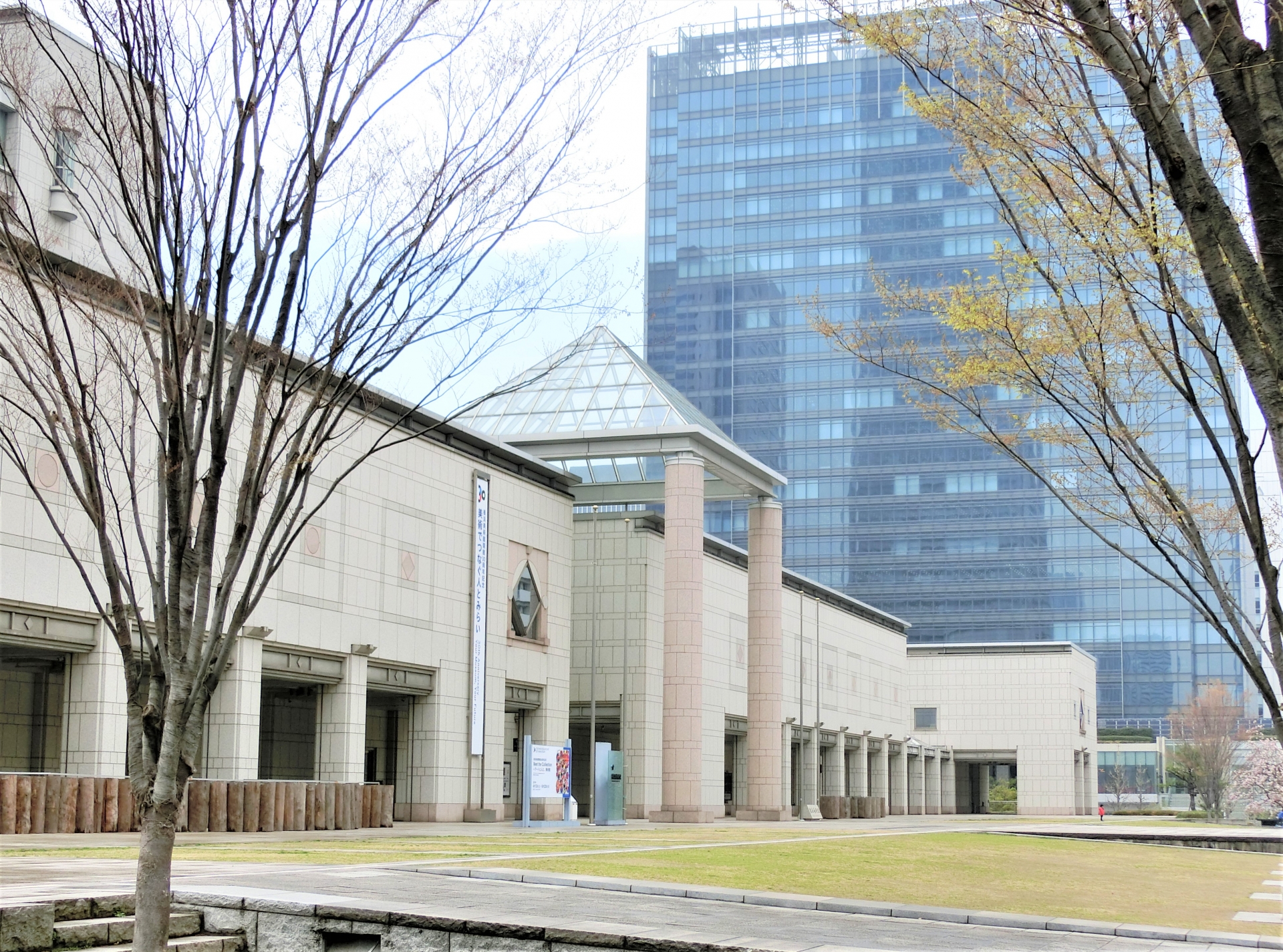 横浜美術館